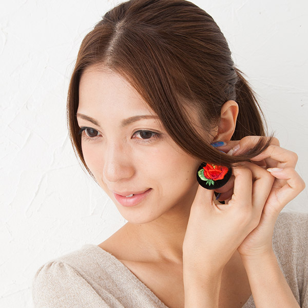 楽天市場】ポーランド 伝統バラ刺繍 ピアス : カジュアル雑貨ビューピー