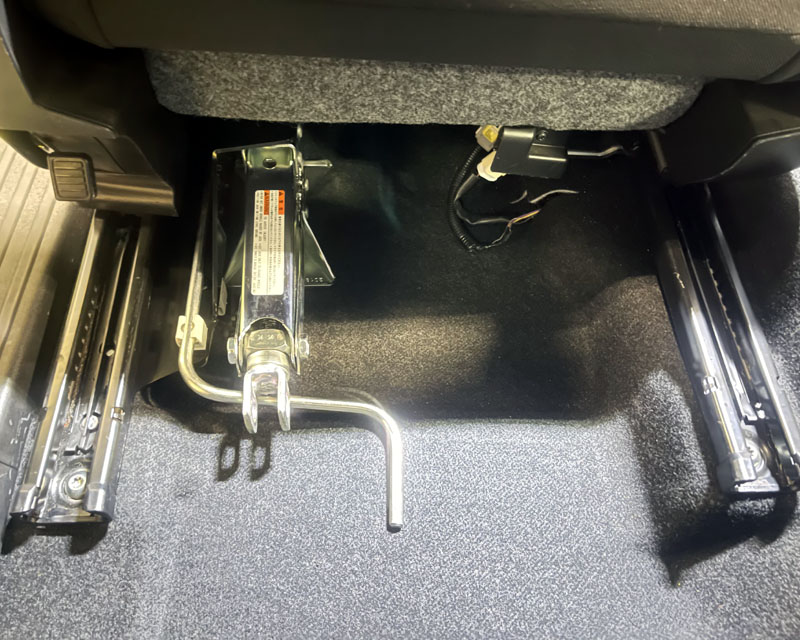 ジムニーJB64-1型~4型,JB74-1型~4型用 シートアンダージャッキホルダー|ジムニー専門店RV4ワイルドグース
