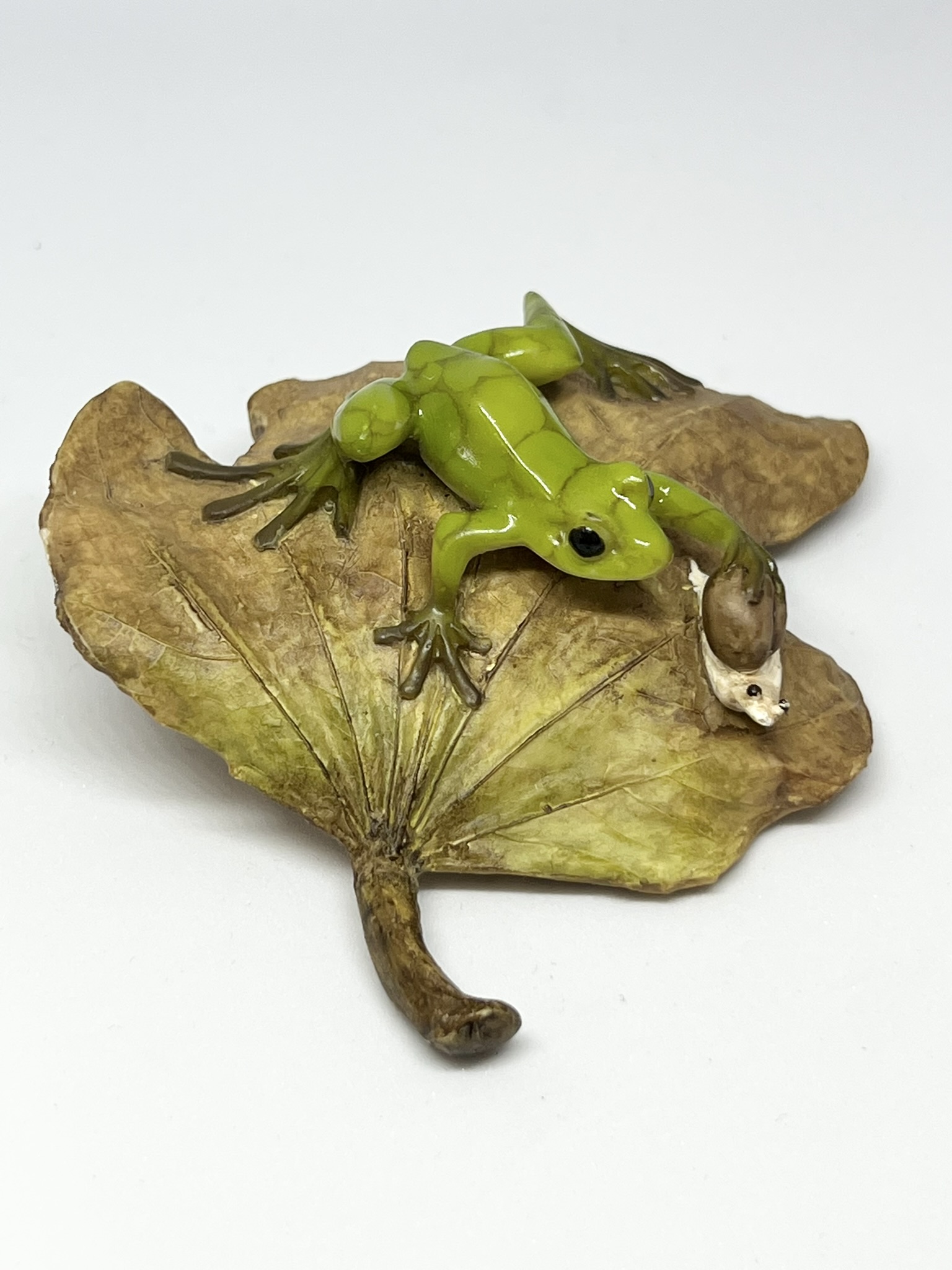 カエルの置物　ウッドオブジェ　木製　木彫り　かえる　彫刻　縁起物 かえる 木彫り 置物【匠の木彫り 木の 蛙(カエル) 】 エンジュの