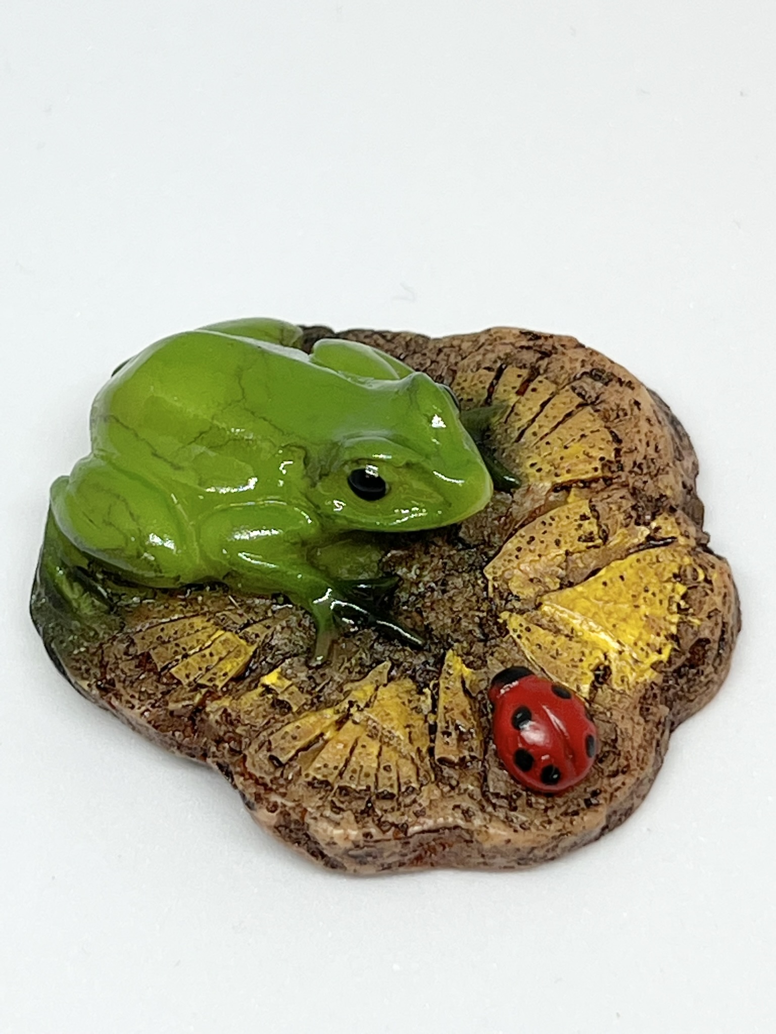 旧家より　木彫り彫刻　カエルとカタツムリ　雨を連想させる作品　箱 龍・小僧・蛙（生徒の作品） | 木彫り教室きつつき