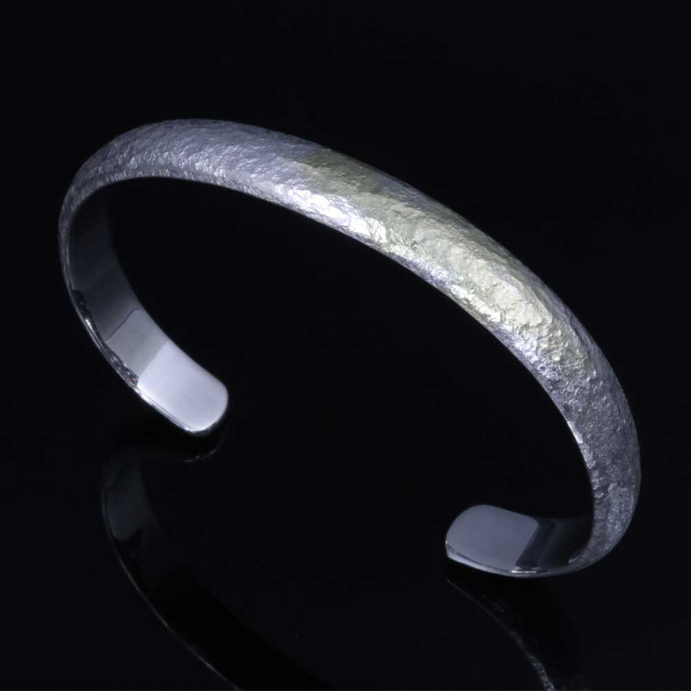メンズアクセサリー 人気 おすすめ 槌目 メンズ バングル 龍頭 手仕事 甲丸 鎚目 岩石丸 鎚目 シルバーバングル ハンドメイド バングル K18 8mm幅 白仕上げ シンプル 槌目 男性用 おしゃれ ブランド 龍頭 Silveraccessories Webshop