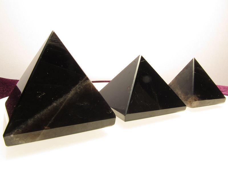 楽天市場 モリオン ピラミッド 90g 110g 黒水晶 置物 ピラミッドパワー 天然石 パワーストーン ｃｏｍｒｏｓｅ