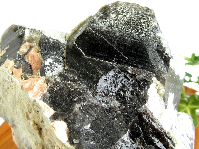 ●天然の黒光り【天然 黒水晶 (モリオン) クラスター原石】重さ1281g 最大幅約138mm 大自然の力強さを感じる漆黒の水晶 どっしりとした太め結晶 最強の魔除け・邪気払いの石 １点物【中国山東省産】【ngt】 パワーストーン 天然石