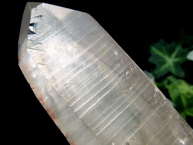 超希少 レムリアの太陽 貫入水晶【タンジェリン レムリアンシードクリスタル 単結晶】長さ約113mm 重さ約142g 古代の叡智を封じ込めた 水晶 清らかな力をもつ全能の石 オレンジレムリアンシード 一点もの【ブラジル セラ・ド・カブラル産】 ＣｏｍＲｏｓｅ