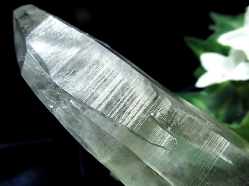 超希少 レムリアの太陽 貫入水晶【タンジェリン レムリアンシードクリスタル 単結晶】長さ約113mm 重さ約142g 古代の叡智を封じ込めた 水晶 清らかな力をもつ全能の石 オレンジレムリアンシード 一点もの【ブラジル セラ・ド・カブラル産】 ＣｏｍＲｏｓｅ