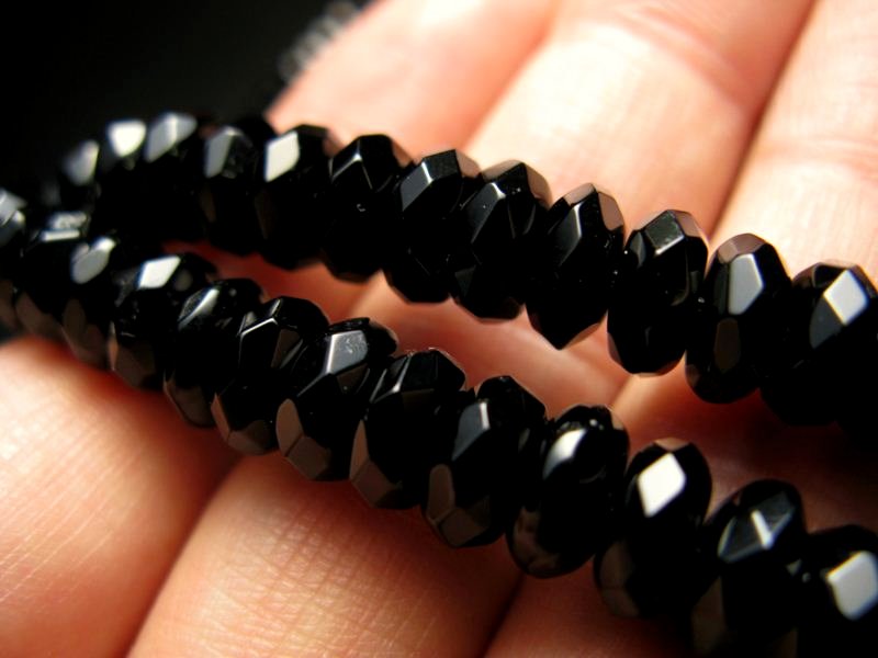 オニキスきらきらボタンカット 約6mm(厚み約4mm) オニキスボタンカット(黒瑪瑙) 一連 約37-39cm 極上 天然石 ビーズ パワーストーン