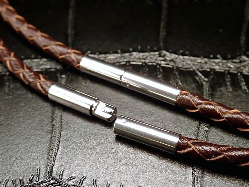 ○【クールな革紐ネックレス ブラック】長さ45cm 幅約1.9mm、金具部分 太さ約3mm ペンダントトップの相方 取り外し簡単  男性にも女性にも 革紐 ＣｏｍＲｏｓｅ