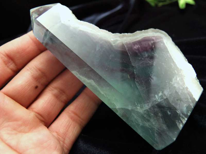 透明感抜群 繊細迫力彫刻 天然水晶 プルパ(金剛杭) 彫刻置物 台座付き 全長約76mm 約28.3g 魔障を取り除き、結界を張る法具 すべての浄化と純粋さを象徴する石