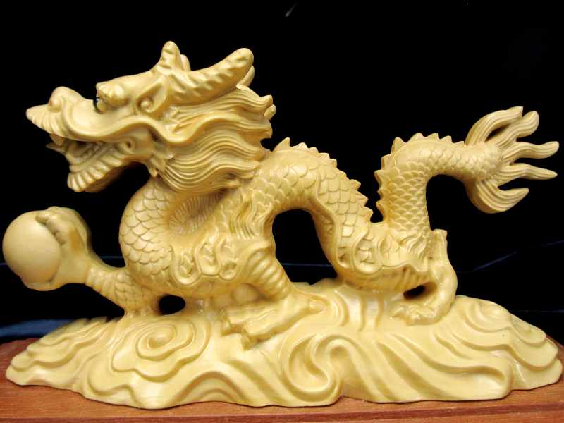 ●精密彫り5A 開運【木彫り 玉持ち龍神（ドラゴン）置物】高さ約100mm 全長約135mm 金運 財運【台座付き】【天然木 香榧木製】