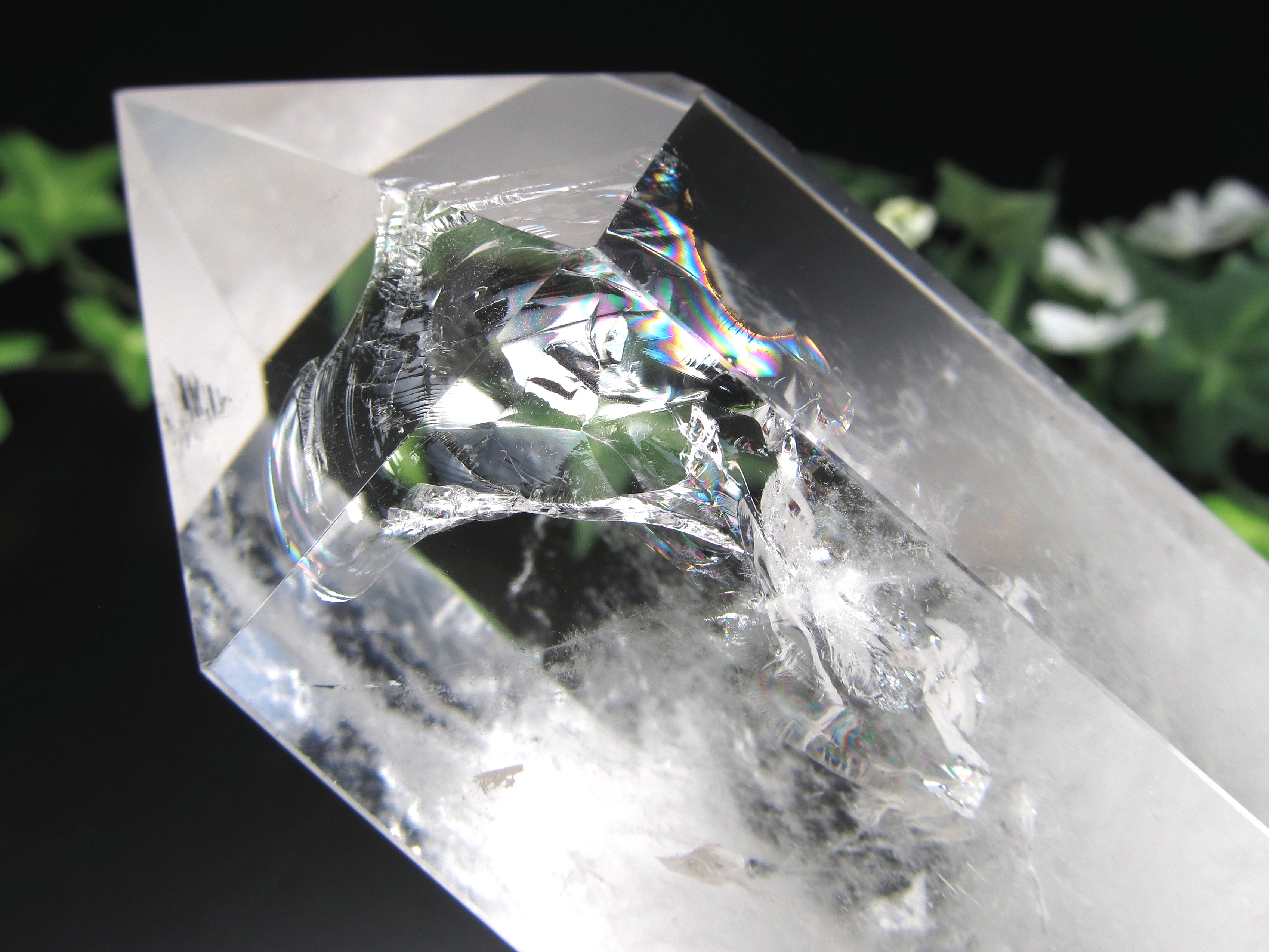 水晶丸玉、彫刻品製作用AAAランク極上天然水晶原石高透明度/0.6Kg 楽天市場】○完全透明【無垢水晶 丸玉】重さ 193g 直径52mm 極上