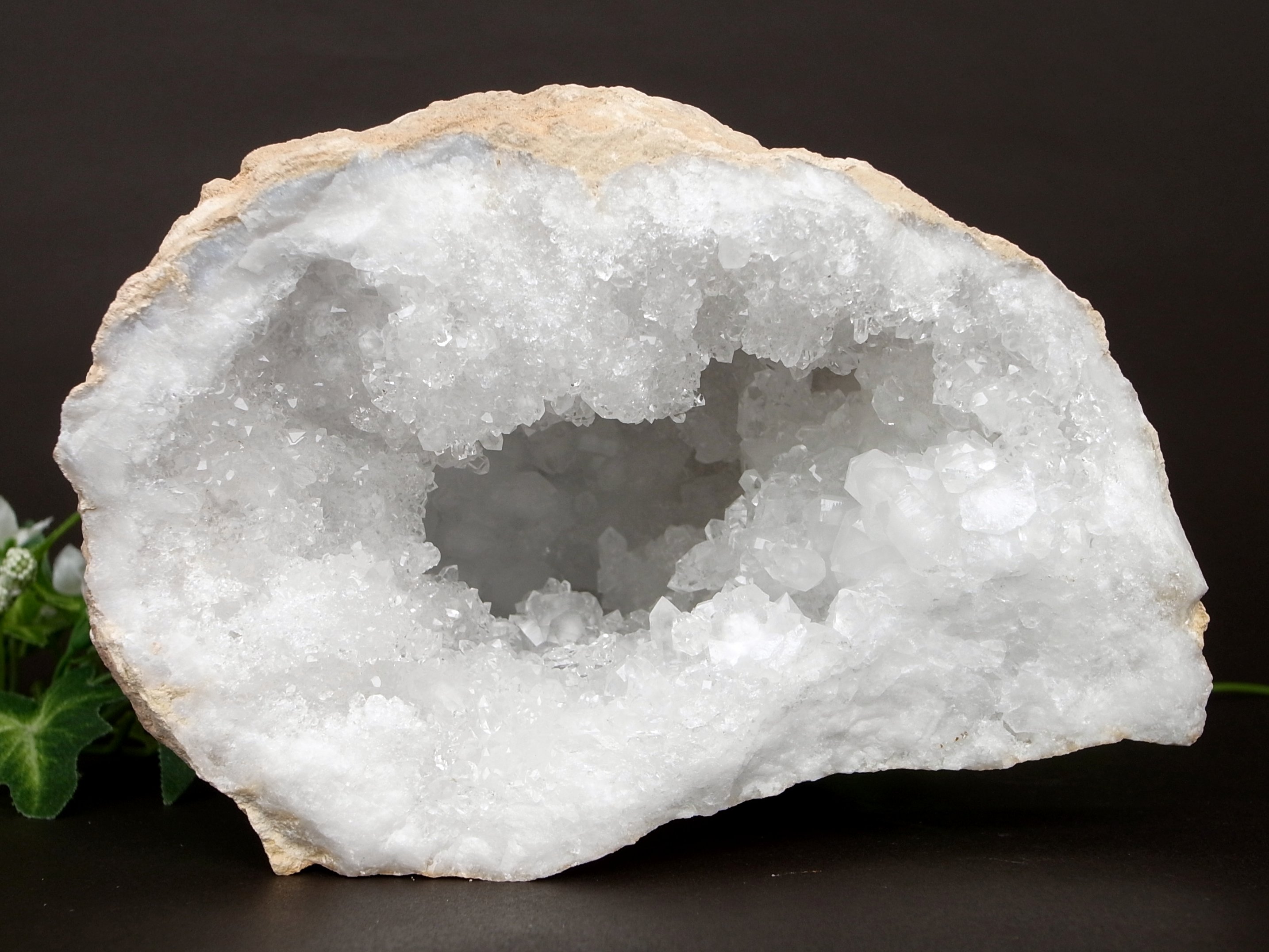 モロッコ産　かなり大きめ原石ジォード水晶　ルース　置物　オブジェ　クリスタル モロッコ産 かなり大きめ原石ジォード水晶 ルース 置物 オブジェ