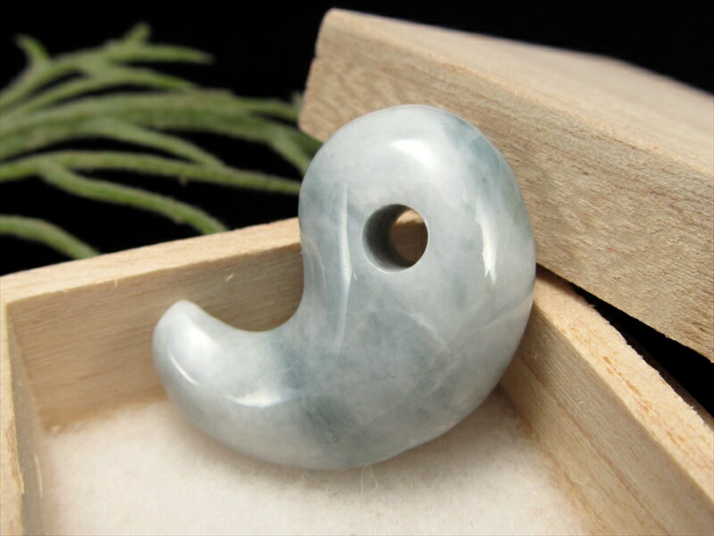 楽天市場】糸魚川 産 高級 本翡翠 『 大勾玉 』 鑑定書付き 国産 天然