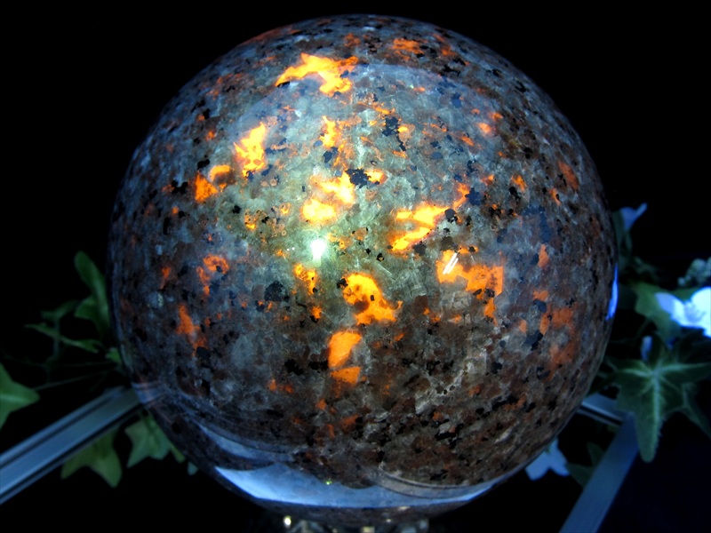 大珠！UVライトで蛍光【ユーパーライト 丸玉】直径121mm 重さ2440g ブラックライトでオレンジ色に蛍光 悪いものから身を守ってくれる石 一点物【アメリカ合衆国ミシガン州産】 パワーストーン 天然石