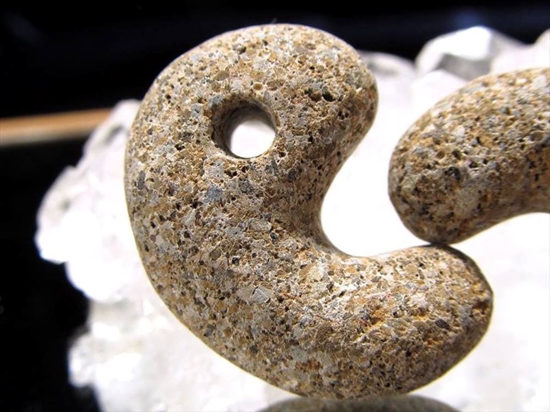 【幻の銘石・限定品】天然石　神居古潭石 勾玉グリーン14g（巾着ポーチ付き） 勾玉 神居古潭の通販