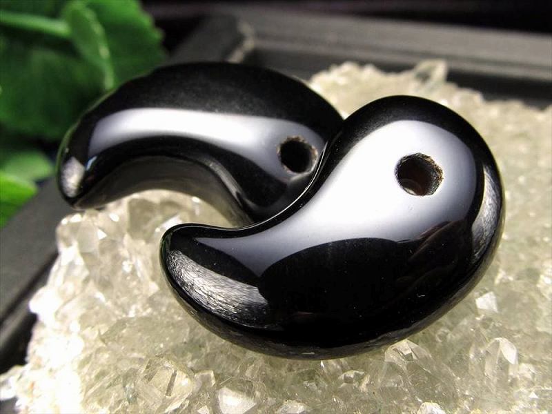 楽天市場】1個売り【金塗り龍彫りブラックオニキス勾玉】(まがたま)縦