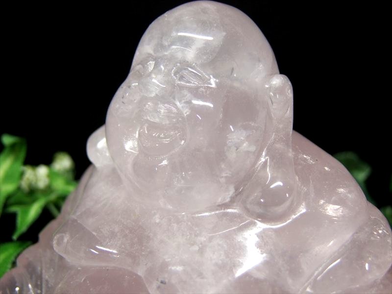 特大サイズ 虹入り【ローズクォーツ 布袋様彫り置物】高さ98mm 重さ約838g 極上手彫り彫刻 弥勒菩薩(ミロクボサツ)ほてい ホテイ １点もの【マダガスカル産】 パワーストーン 天然石