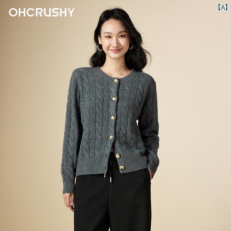 レディース ニット セーター OHCRUSHYのレッドカラーのウールニットカーディガンは高級感とエレガントさを演出します。それはラウンドネックでツイスト編みの花柄が特徴です。