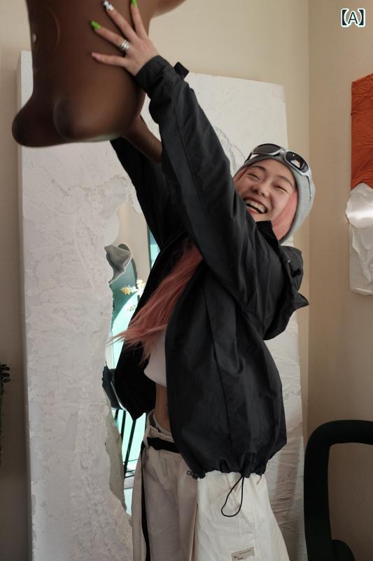 気どらずに生まれ変わりアウトドアでの役立つこと性を持つ捉え所のない貝殼のトレッキング上衣。薄っぺらで雨合羽と速乾に優れ日焼からも守ってくれるボンネットつき。