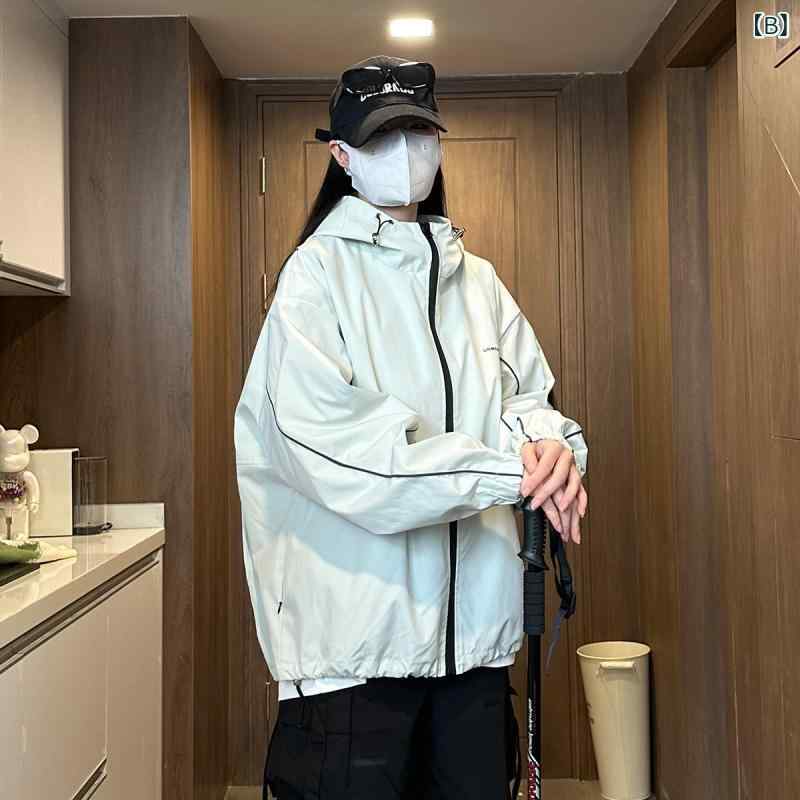 2025年の男女兼用の機能的なゆったりとしたキャンプ用防水ブルゾン。