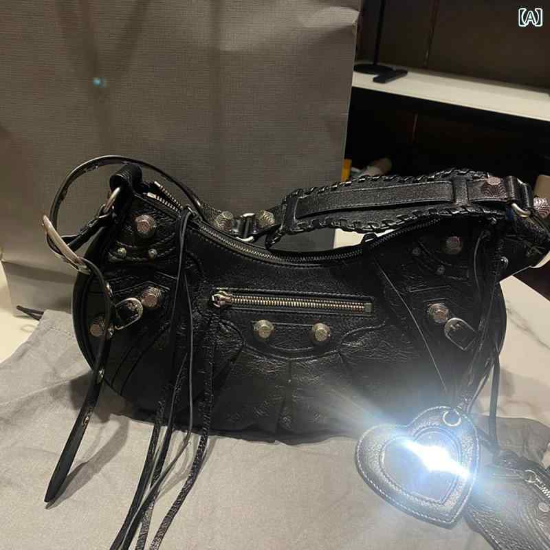 レディース バイカーバッグ 脇下バッグ スタッズ フリンジ 3way クレセント形 プリーツ 牛革 ショルダーバッグ 斜め掛け カジュアル 普段使い 軽量 伸縮性