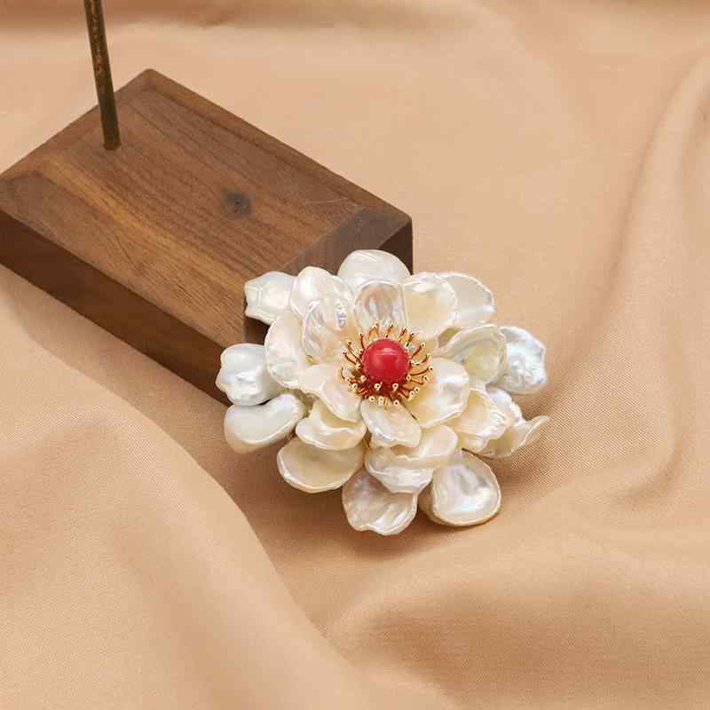 女性用 ブローチ 天然淡水真珠 バロック デザイン 手作り 高級感 ファッション アクセサリー 豪華 装飾品