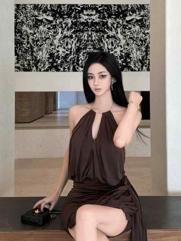 レディース ワンピース ハルターネック Vネック プリーツ チェーン デザイン リボン 付き ヒップハグ リゾート 夏 服 軽やか シルエット バカンス 用途 個性的 スタイル