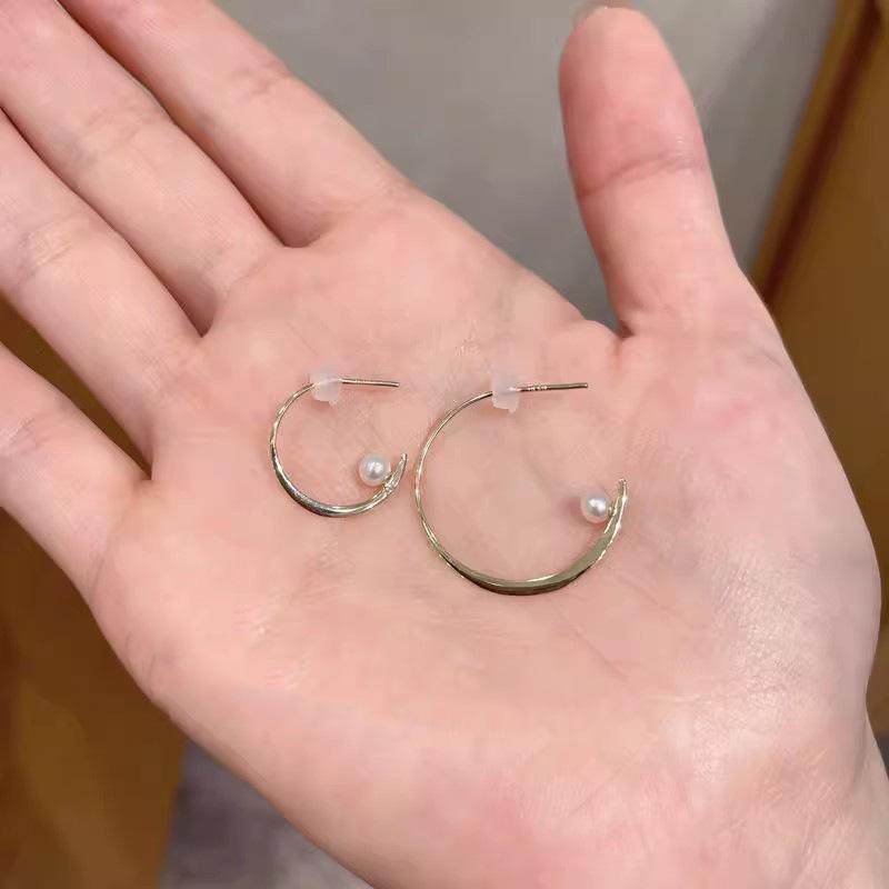 レディース ピアス 天然淡水パール ハーフムーン ダークムーン ゴールドサークル 高級感 シンプル スタッド アクセサリー ジュエリー 女性用 ファッション 日常使い エレガント シルバーベース 軽量 輝き 繊細 デザイン