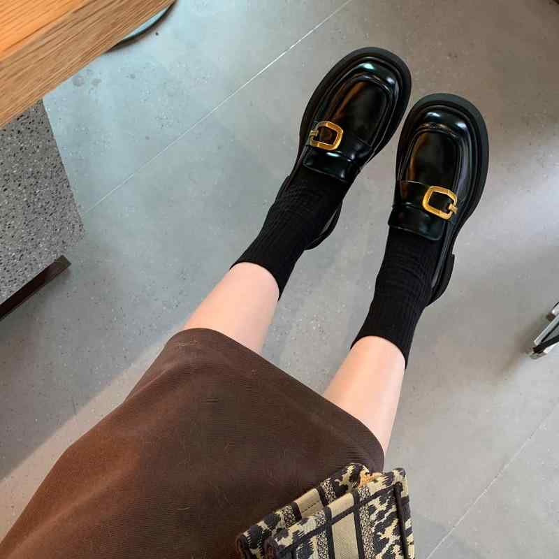 ローファー 女性用 本革 厚底 スクエアバックル 太ヒール レトロ ブリティッシュスタイル 羊革 フラットシューズ カジュアル 履き心地 軽量 伸縮性 デイリー コーディネート クラシック デザイン 足元 おしゃれ