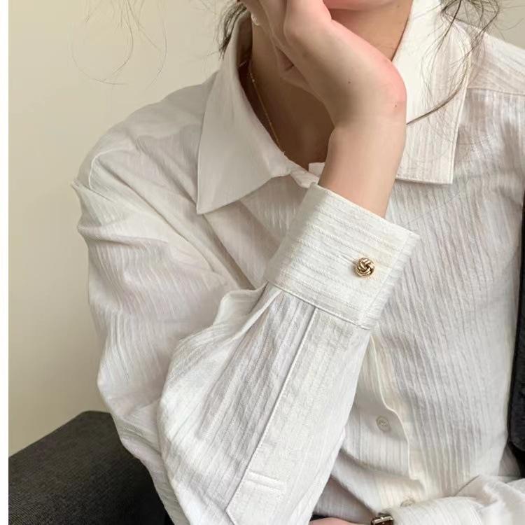 秋冬 シャツ フレンチカラー 小金ボタン ゆったりシルエット アイボリー 細かな織り柄 トップス ルーズフィット コットン混 軽量 伸縮性 通勤用 普段使い