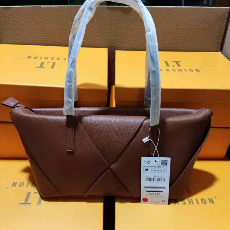 トートバッグ レディース 編み込み 装飾 大容量 ジッパー ハンドキャリー ショルダー 鞄 普段使い ファッション 女性用 軽量 形状 機能