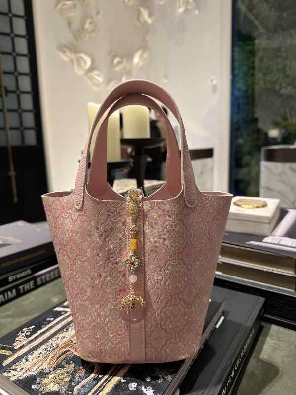 鞄 レディース ハンドバッグ チャイナドレス 和風 伝統工芸 宋錦 桑蚕絲 本革 水桶型 バケツ型 巾着型 手提げ 鞄 大きいサイズ ゆったり 体型カバー 着痩せ 細見え お腹周り 二の腕カバー 通勤用 普段使い アウトドア カジュアル フォーマル 高級｜サポートシェアグローバル 18,654円