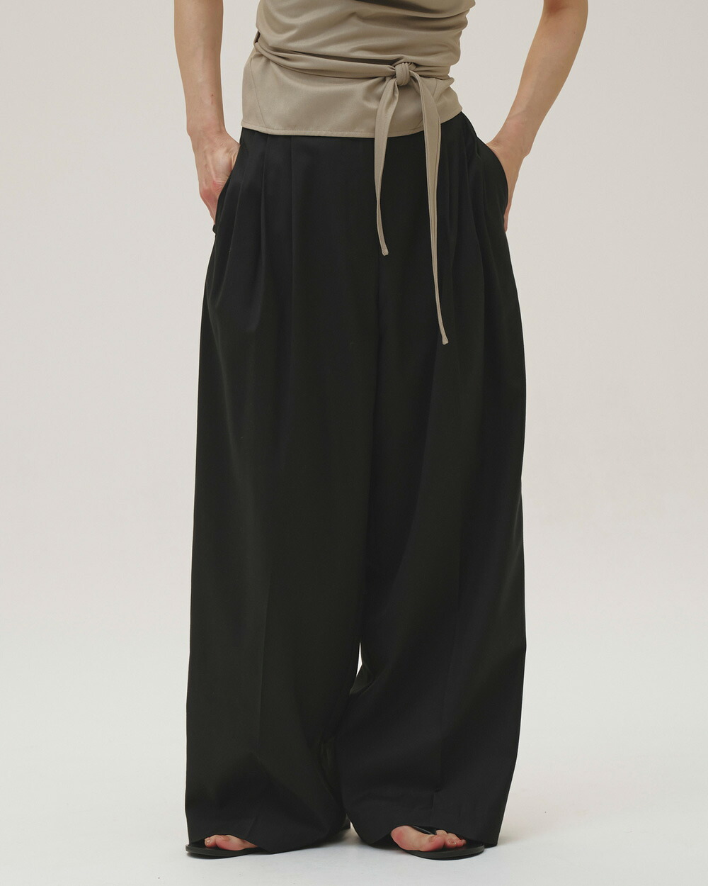 【土日祝も発送あり】【新入荷】TODAYFUL トゥデイフル Lightweight Tuck Trousers ライトウェイトタックトラウザーズ 12610723|エリナストア