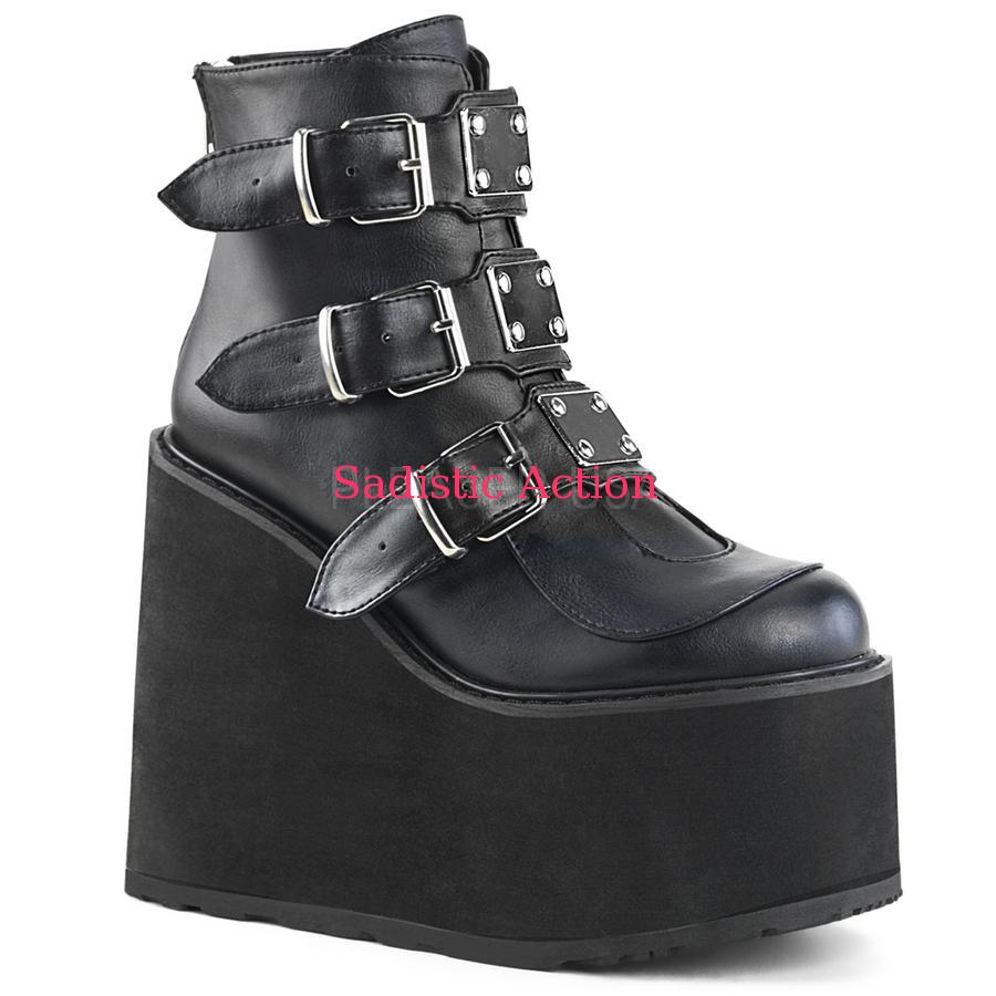 【即納】Demonia Wedge Platform Ankle Boot Featuring Triple Buckle Straps w/ Silver Chrome Plated Metal Plate 【コスチュームアクセサリー】【ブーツ】【DEMONIA(サンダル・フェスティバルシューズ・ブーツ)】【DM-BO- SWI105/BVL】