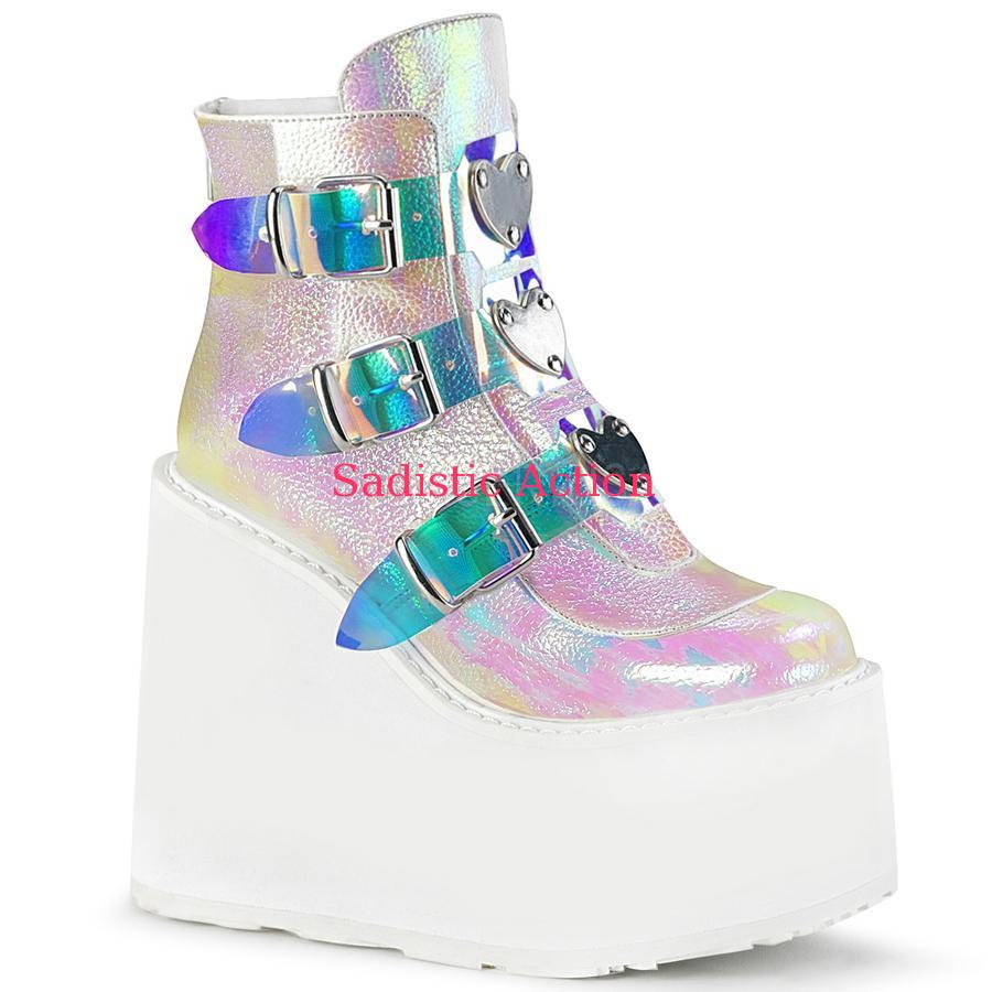 【即納】Demonia Wedge Platform Ankle Boot Featuring Triple Buckle Straps w/ Silver Chrome Plated Metal Plate 【お召しもの付属物】【ブーツ】【DEMONIA(サンダル・お祭りシューズ・ブーツ)】【DM-BO- SWI105/PRLIRIVL】 靴-その他-ブーツ