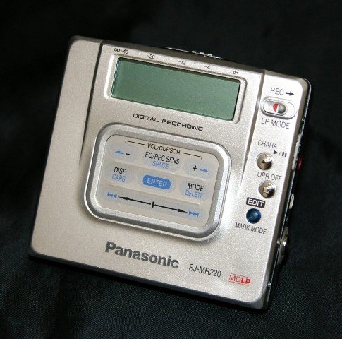 【中古】Panasonic パナソニック SJ-MR220-S しろがね色 携帯型MDリコーダー MDLP相応う （MD吹き込み生まれ変わり兼用機/録再/MD電気蓄音機）
