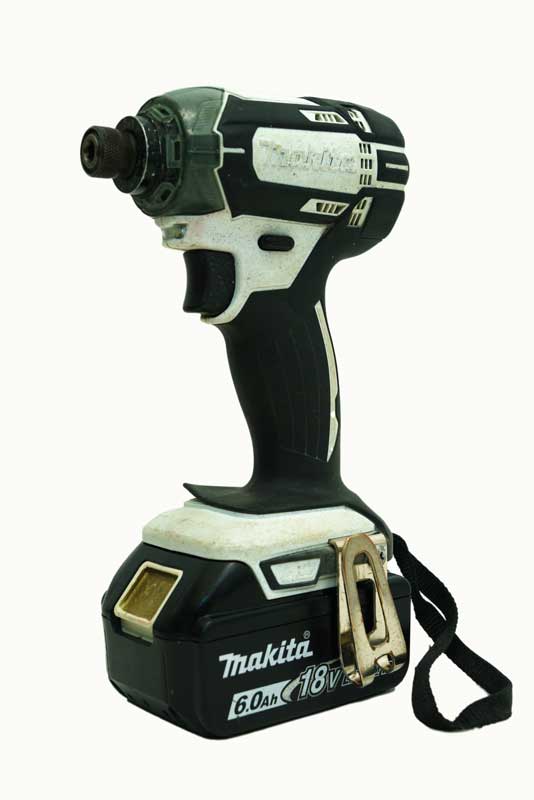 マキタ makita 充電式インパクトドライバ 白 TD149DRFXW 【中古】　先端カバーなし　6.0Ah(一個)　3.0Ah（一個）　充電器　ケース｜サイトウ質屋