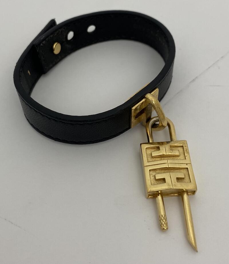 Givenchy ジバンシー　スタッズ　ブレスレット　レザー　バングル　スター ジバンシィ GIVENCHY バングル スタースタッズ レザー ブラック