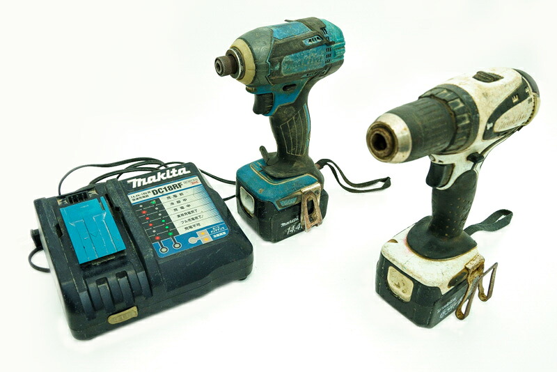 ＭＡＫＩＴＡ　マキタ　インパクトドライバ ドライバドリル　あたり有　ラバー剥がれあり　ＢＯＸ破損　ＴＤ１３８ＤＲＦＸ　【中古】　バッテリー2個付　充電器付　ＢＯＸパーツ破損｜サイトウ質屋