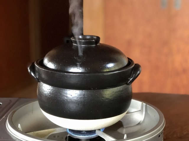 こげつきにくいごはん鍋 3合炊 (中蓋付) 【萬古焼 生生世世焼】 [炊飯鍋 ごまかない方 二重蓋 田の実釜 瀬戸もの 直火相応う さかえ家一風変わった商いもの]