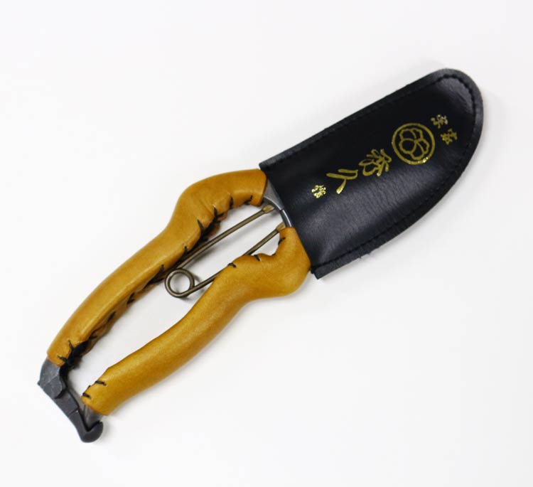 革張 宗家秀久 本職用剪定鋏 当店別注品 180mm T 25k 剪定用具 Yp180 K 当店別注品 Ycs3 7g 女性向けサイズ 当店別注品 女性向けサイズの革張り仕様 本職がオススメする剪定バサミ グッドデザイン賞受賞 7g 外山刃物 剪定はさみ 剪定鋏 堺の刃物屋さん こかじ 革張 宗家秀久 本職用剪定鋏 当店別注品 180mm T 25k 剪定用具 Yp180 K 当店別注品 Ycs3 7g 女性向けサイズ 当店別注品 女性向けサイズの革張り仕様 本職がオススメする剪定バサミ グッドデザイン賞受賞 7g 外山刃物 剪定はさみ 剪定鋏 堺の刃物屋さん こかじ