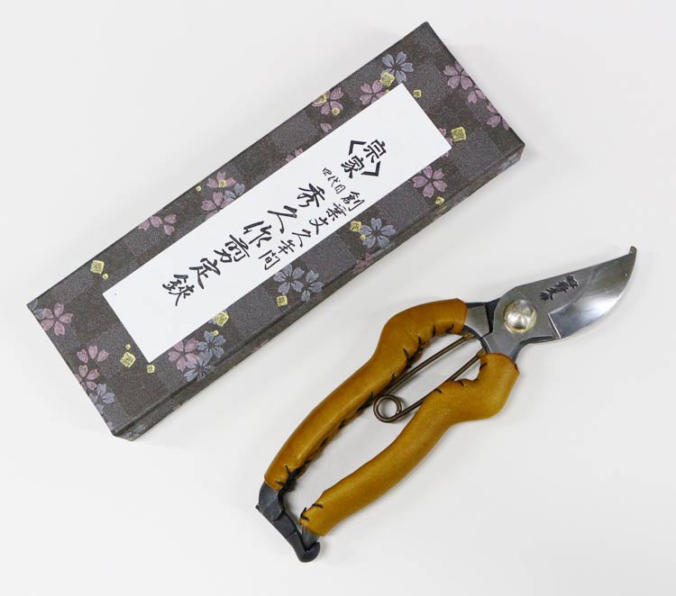 革張 宗家秀久 本職用剪定鋏 当店別注品 180mm T 25k 剪定用具 Yp180 K 当店別注品 Ycs3 7g 女性向けサイズ 当店別注品 女性向けサイズの革張り仕様 本職がオススメする剪定バサミ グッドデザイン賞受賞 7g 外山刃物 剪定はさみ 剪定鋏 堺の刃物屋さん こかじ 革張 宗家秀久 本職用剪定鋏 当店別注品 180mm T 25k 剪定用具 Yp180 K 当店別注品 Ycs3 7g 女性向けサイズ 当店別注品 女性向けサイズの革張り仕様 本職がオススメする剪定バサミ グッドデザイン賞受賞 7g 外山刃物 剪定はさみ 剪定鋏 堺の刃物屋さん こかじ