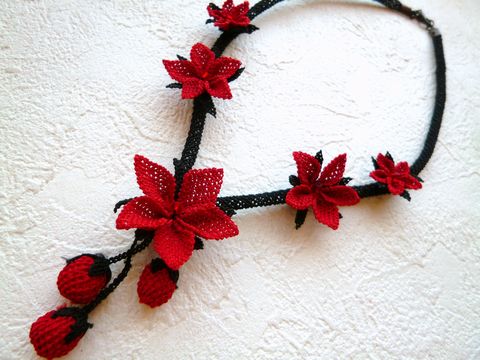 《ナチュラルテイストの着こなしに!!》トルコ伝統手芸&ldquo;オヤ&rdquo;の花飾りネックレス：赤ｘ黒【人気のトルコ雑貨】【RCP】｜トルコ雑貨と世界のビーズの坂元屋