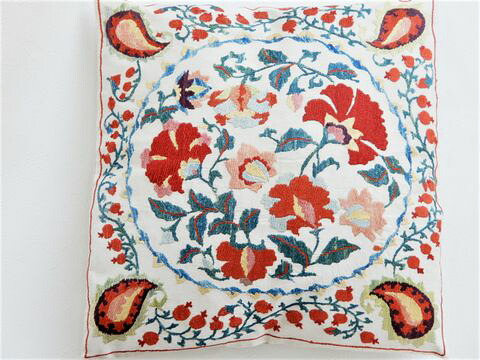 《刺繍が複雑な特品》ウズベキスタンの&ldquo;SUZANIスザニ&rdquo;手刺繍クッションカバー：花円柄【話題の中央アジア雑貨】【RCP】｜トルコ雑貨と世界のビーズの坂元屋