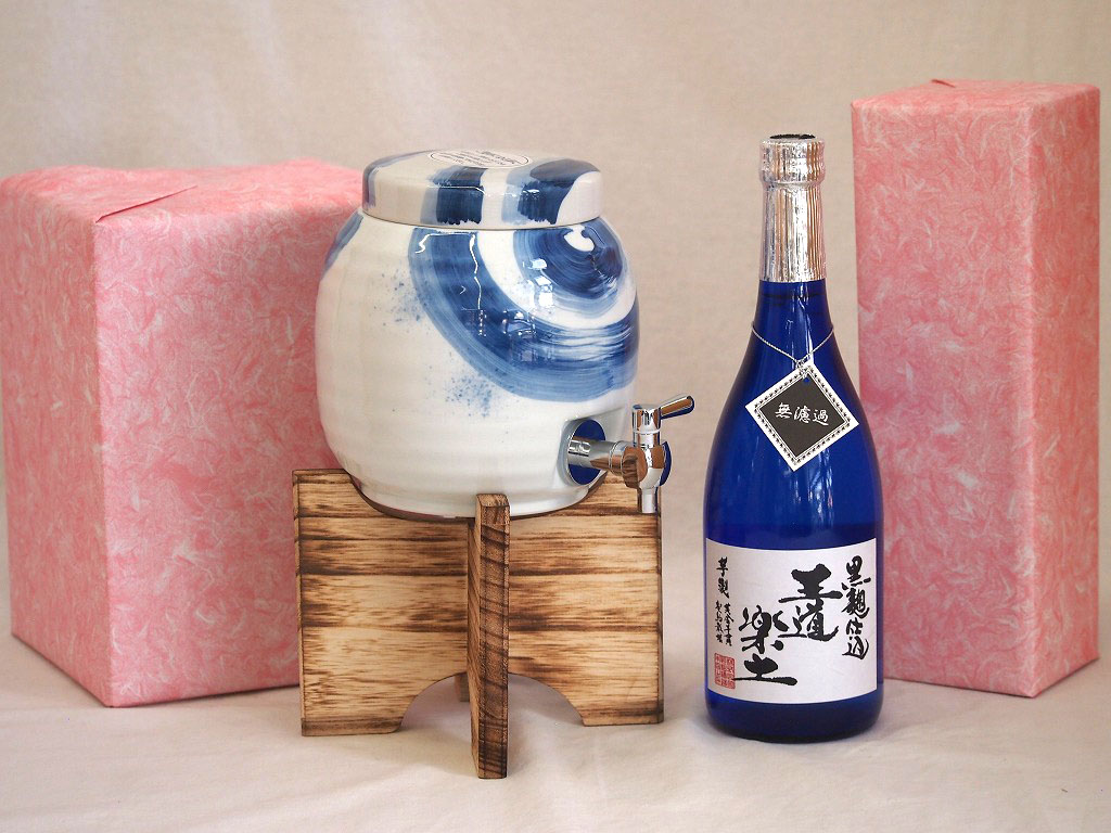 人気デザイナー 国産有田焼 焼酎サーバー1500cc木代付セット 14.5×15.5cm 1.1kg 恒松酒造 本格芋焼酎 黒麹仕込王道楽土 熊本県  720ml whitesforracialequity.org