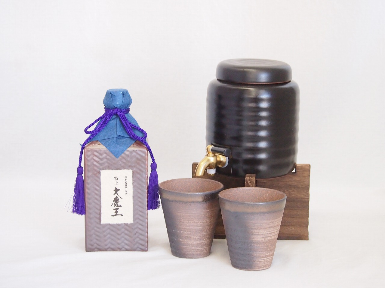 【最大2000円オフクーポン26日1:59迄】本格焼酎サーバー1000cc(18cm&times;24cm 1kg)三重県萬古焼き備前金彩ペアカップ(200ml&times;2個)濱田酒造 本格芋焼酎 長期貯蔵芋原酒特上大魔王 (鹿児島県) 600ml&times;1本｜贈り物本舗じざけや