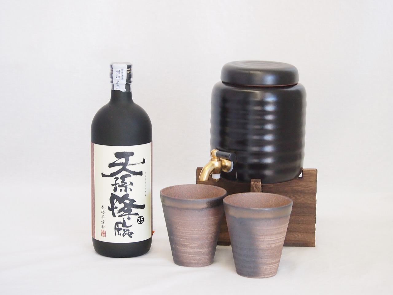 本格焼酎サーバー1000cc(18cm×24cm 1kg)三重県萬古焼き備前金彩ペアカップ(200ml×2個)神楽酒造 本格芋焼酎 天孫降臨 (宮崎県) 720ml×1本 7,004円