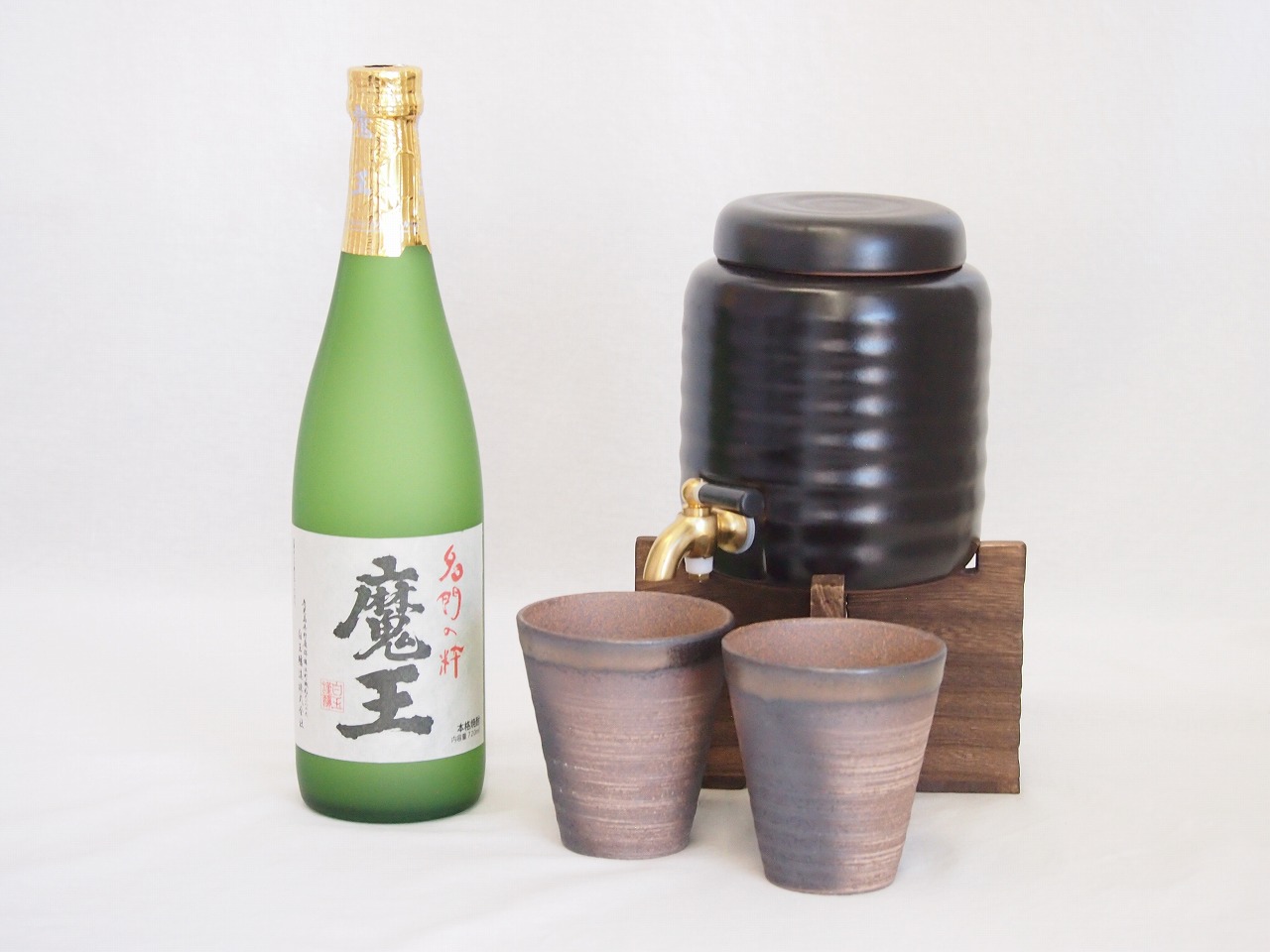 【最大2000円オフクーポン26日1:59迄】本格焼酎サーバー1000cc(18cm&times;24cm 1kg)三重県萬古焼き備前金彩ペアカップ(200ml&times;2個)白玉醸造 本格芋焼酎 名門の絆魔王 (鹿児島県) 720ml&times;1本｜贈り物本舗じざけや