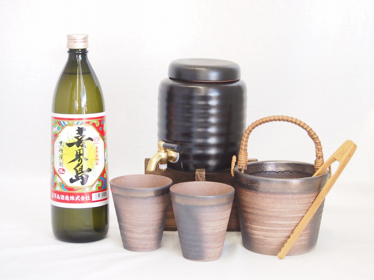 【最大2000円オフクーポン26日1:59迄】本格焼酎サーバー1000cc(18cm&times;24cm 1kg)萬古焼ペアカップ氷入れ竹トングセット喜界島酒造 黒糖焼酎 喜界島 (鹿児島県) 900ml&times;1本｜贈り物本舗じざけや