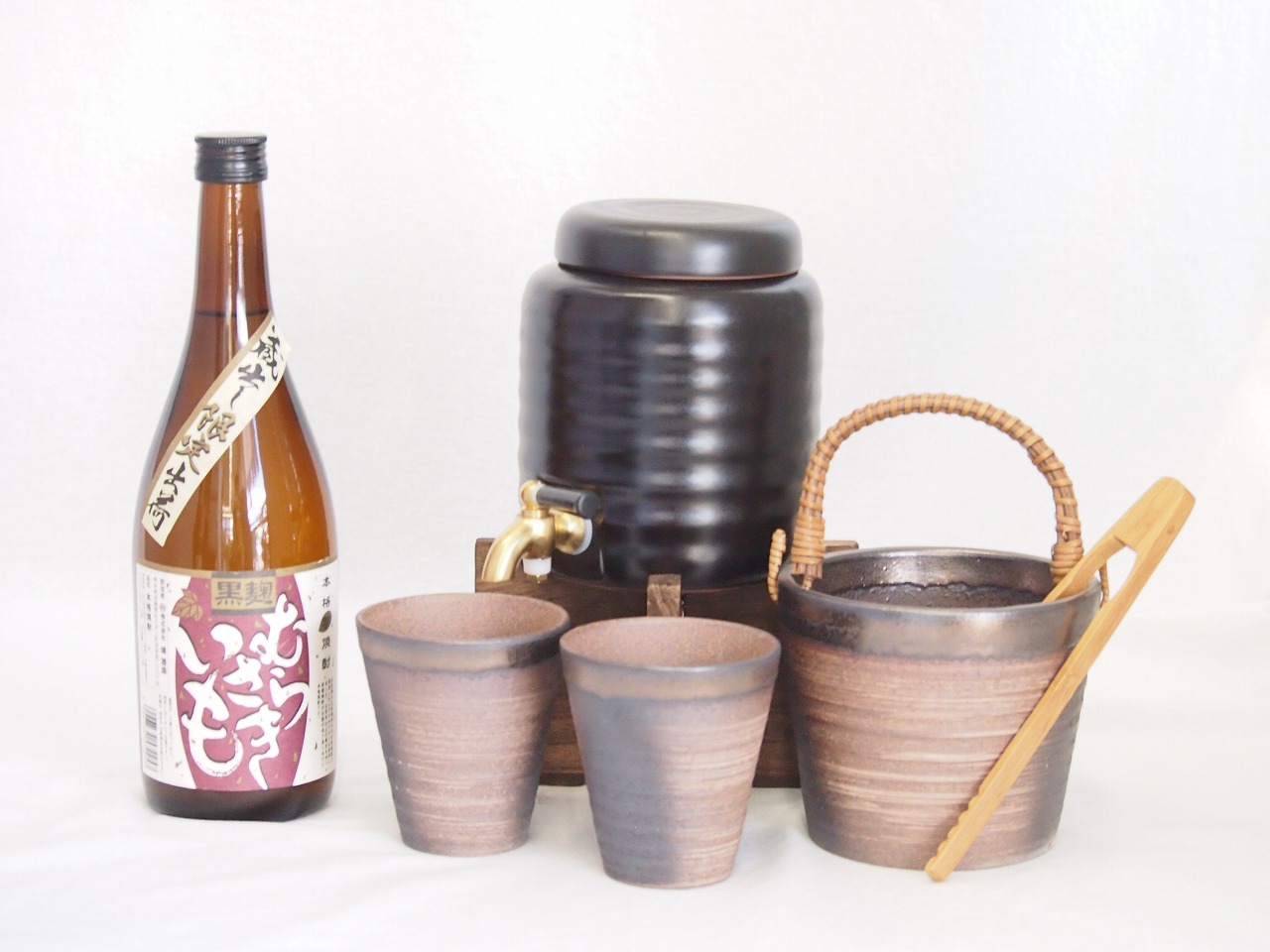 【最大2000円オフクーポン26日1:59迄】本格焼酎サーバー1000cc(18cm&times;24cm 1kg)萬古焼ペアカップ氷入れ竹トングセット堤酒造 本格芋焼酎 黒麹むらさきいも (熊本県) 720ml&times;1本｜贈り物本舗じざけや