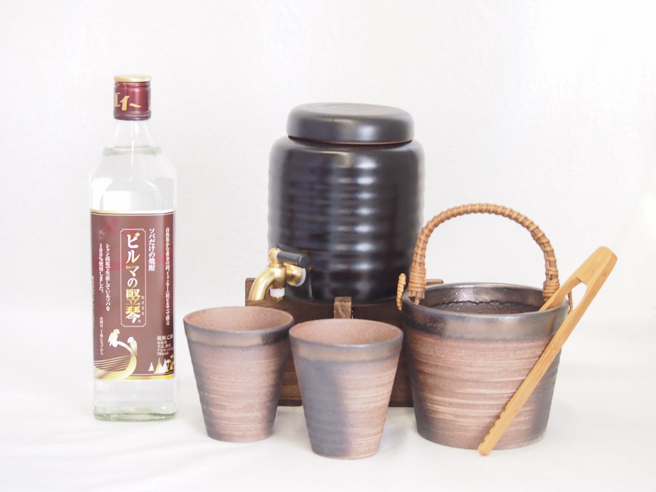 【最大2000円オフクーポン26日1:59迄】本格焼酎サーバー1000cc(18cm&times;24cm 1kg)萬古焼ペアカップ氷入れ竹トングセット ソバだけのそば焼酎 ビルマの竪琴 (ミャンマー) 700ml&times;1本｜贈り物本舗じざけや